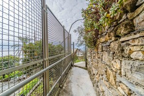 Property grounds - GuestHost - Cozy 60 square meters apartment, perfect for four people, located on the first floor of a building with a private entrance (NO elevator).The property is located in Sori, a small seaside village on the Eastern Ligurian Riviera, between Genoa a (Sori)