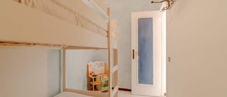 3 chambres, fer et planche Ă repasser