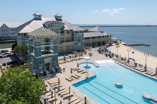 5BR Sunset Island Gem - Luxe Pools, Beaches, Fitness Center & Crabbing Pier