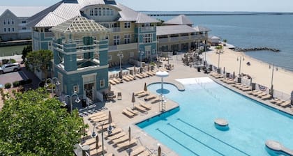 5BR Sunset Island Gem - Luxe Pools, Beaches, Fitness Center & Crabbing Pier