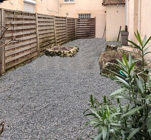 المنطقة المحيطة بالمنشأة