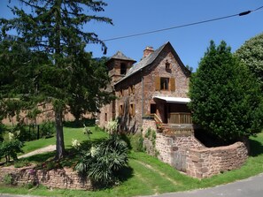 Exterior - Ségonzac Cottage: Lake View, Private Terrace & Wi-Fi (Villecomtal)