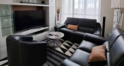 T3 Standing 10' de Tours | Balcon | Home Cinéma | Parking Gratuit