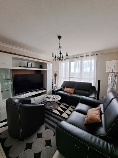 T3 Standing 10' from Tours | Balcony | Home Cinema | Free Parking