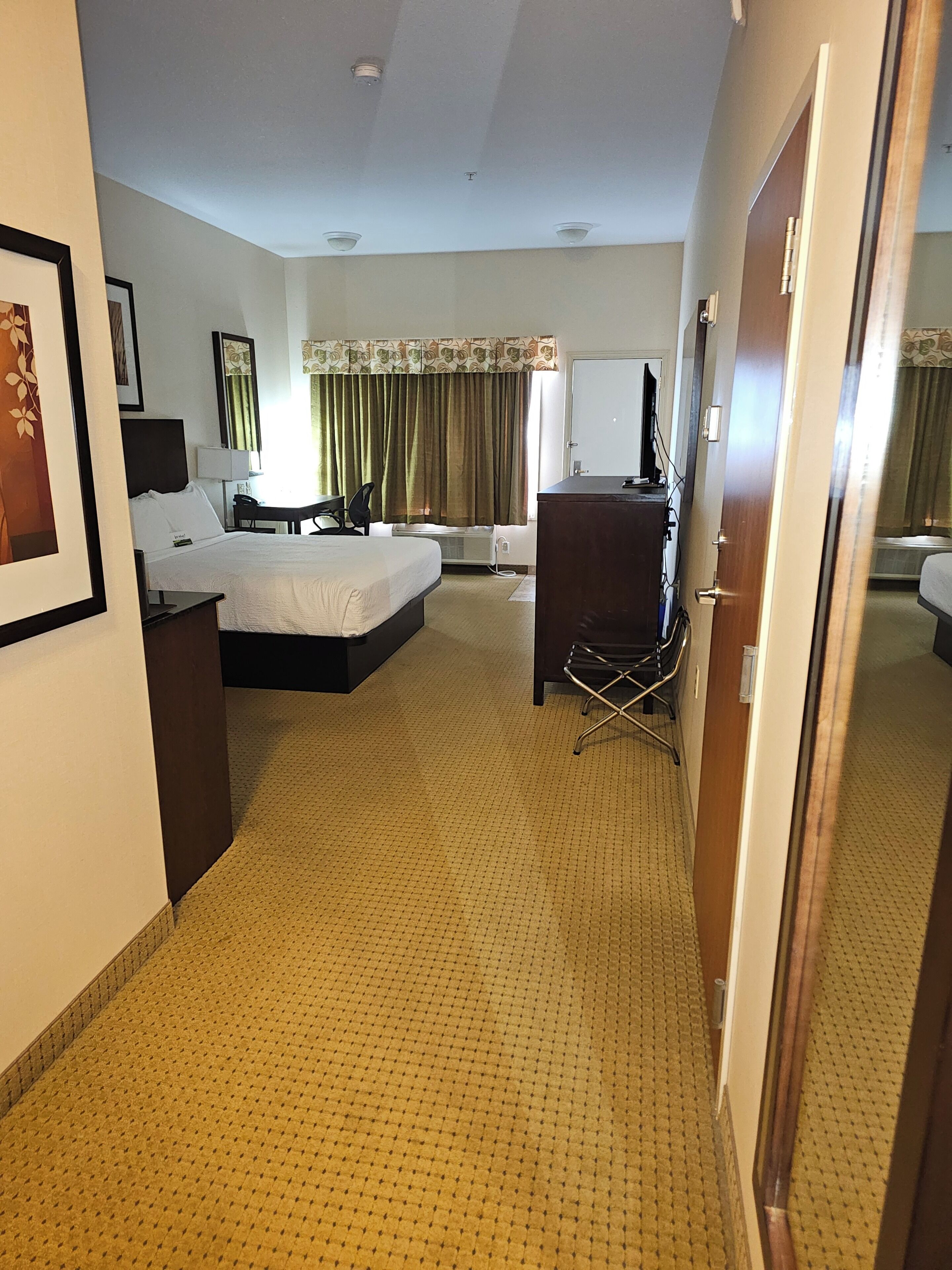 Standard Room, 1 King Bed, Roll-in Shower | Iron/ironing board, free WiFi