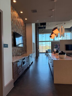 Fridge, microwave, oven, stovetop - Luxury Cozy 1-bedroom apartment gorgeous Atlanta (Atlanta)