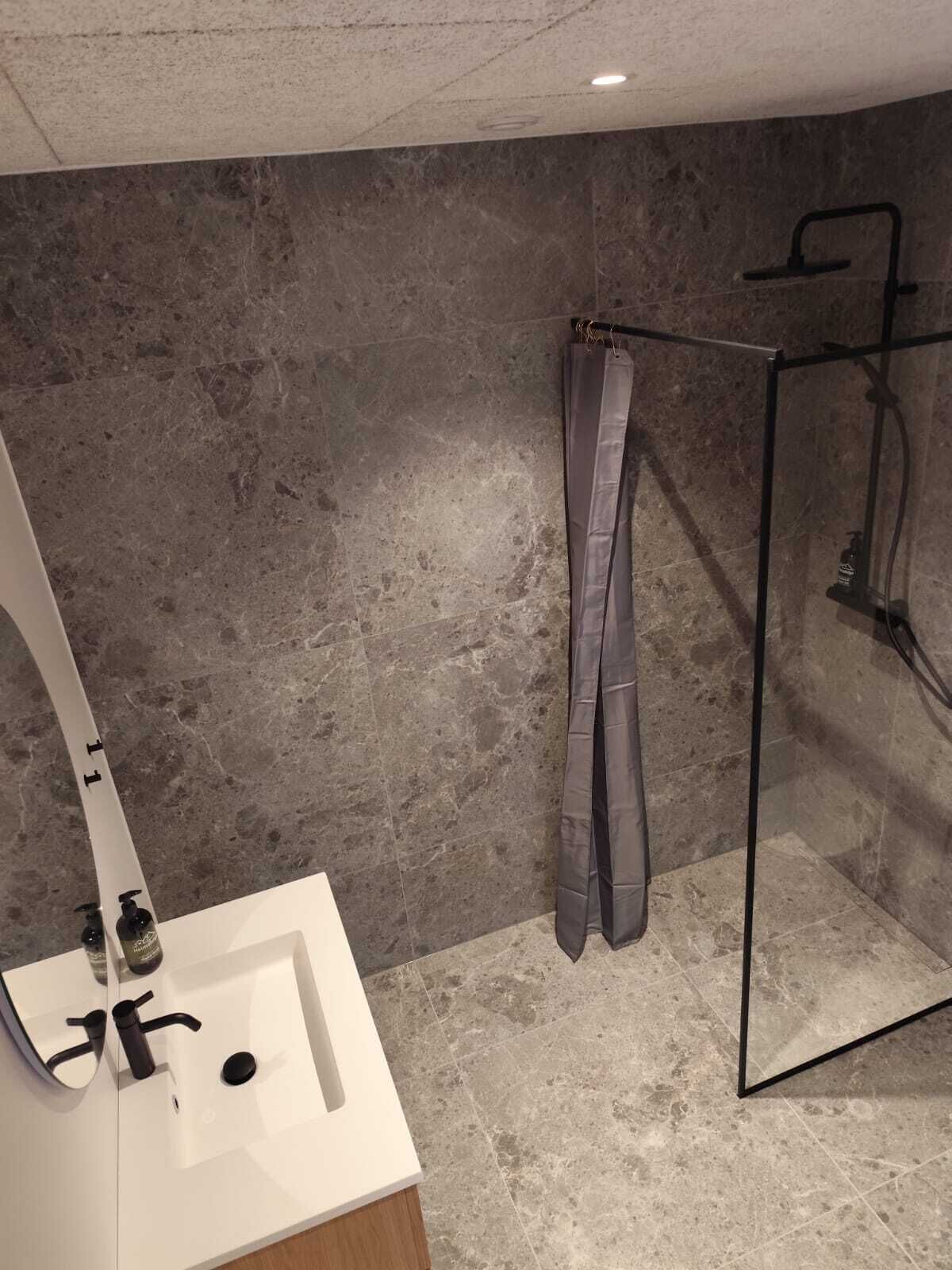 Appartement Classique, 2 chambres, balcon | Salle de bain | Douche, sèche-cheveux, serviettes fournies, savon