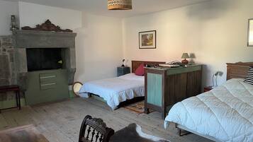 2 slaapkamers, een bureau, een strijkplank/strijkijzer