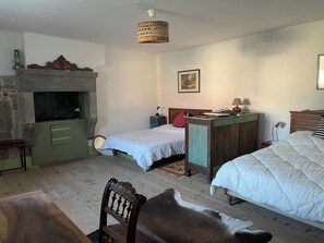 2 soverom, skrivebord og strykejern/-brett
