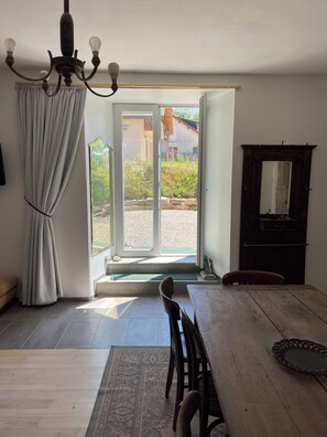 Dining - Family cottage in the Jura countryside (Le Vaudioux)