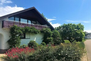 Exterior - Apartment 'Im Erdgeschoss' with Private Terrace, Shared Garden and Wi-Fi (Sasbach am Kaiserstuhl)