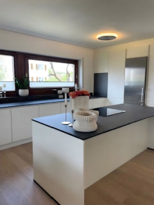 Interior - Apartment 'Im Erdgeschoss' with Private Terrace, Shared Garden and Wi-Fi (Sasbach am Kaiserstuhl)