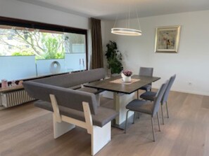 Dining - Apartment 'Im Erdgeschoss' with Private Terrace, Shared Garden and Wi-Fi (Sasbach am Kaiserstuhl)