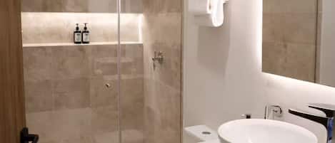 淋浴設備、提供毛巾、番梘、洗頭水