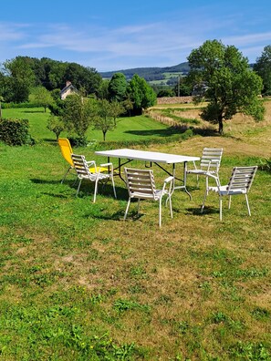 Outdoor dining - Vrbo Property (Château-Chinon (Campagne))