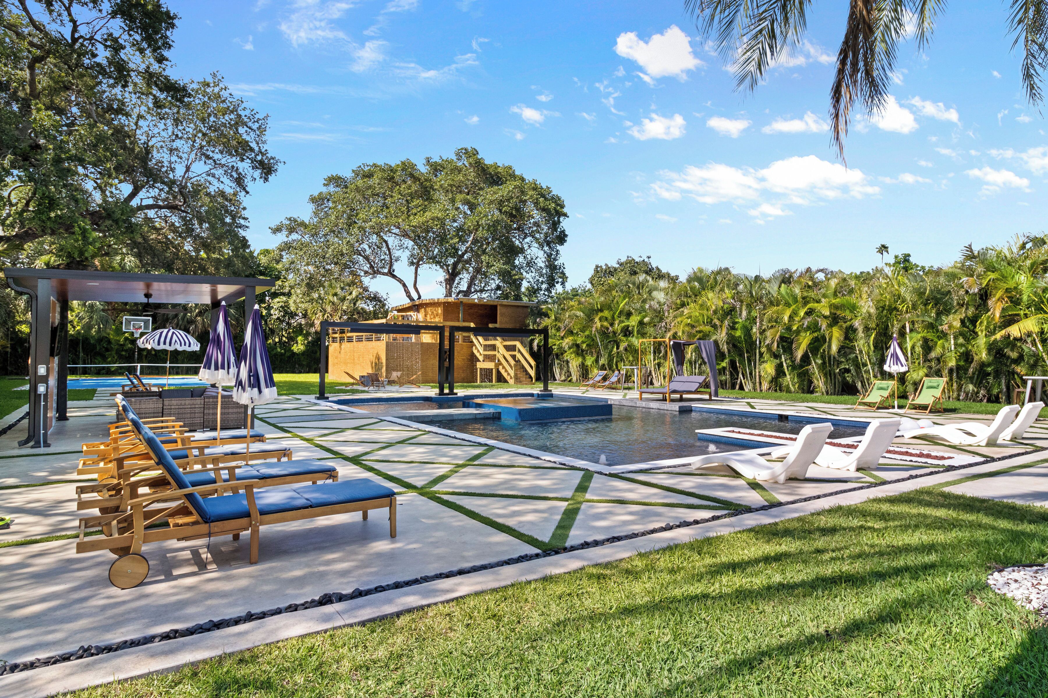 Una piscina al aire libre