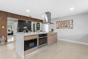 Comfort Villa | Private kitchen | Coffee/tea maker - One & OnlyTreehouse Villa Pool Jacuzzi  (North Miami)