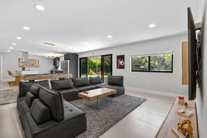 Comfort Villa | Games room - One & OnlyTreehouse Villa Pool Jacuzzi  (North Miami)