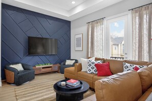 Living area - Urban EaDo Retreat - 3BR Townhome w/ Deck (Houston)