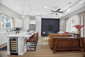 Living area - Urban EaDo Retreat - 3BR Townhome w/ Deck (Houston)