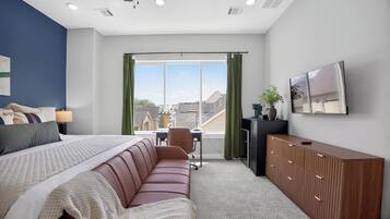 3 bedrooms, desk, iron/ironing board, free WiFi