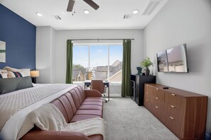 Room - Urban EaDo Retreat - 3BR Townhome w/ Deck (Houston)