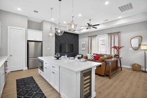 Living area - Urban EaDo Retreat - 3BR Townhome w/ Deck (Houston)