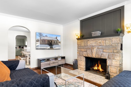 Smart TV. Cozy Charmer, 5 min to Uranus Fudge, Near Nestle