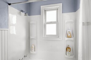 Hair dryer, towels, soap, shampoo - Cozy Charmer, 5 min to Uranus Fudge, Near Nestle (Anderson)