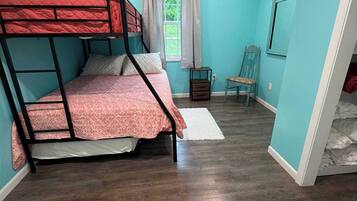 4 habitaciones, tabla de planchar con plancha y cuna de viaje