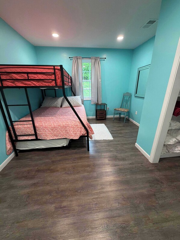 4 chambres, fer et planche à repasser, lit de bébé portatif