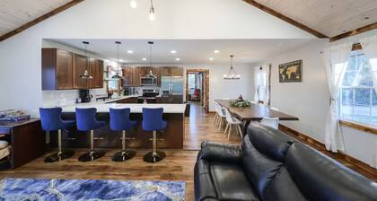 The Sylvan Retreat Brand-new 4BR/ Sleeps 10/Free Boat parking/Close to the Lake!