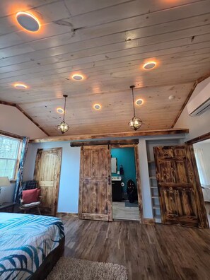 4 bedrooms, desk, iron/ironing board, free WiFi - The Sylvan Retreat Brand-new 4BR/ Sleeps 10/Free Boat parking/Close to the Lake! (Somerset)