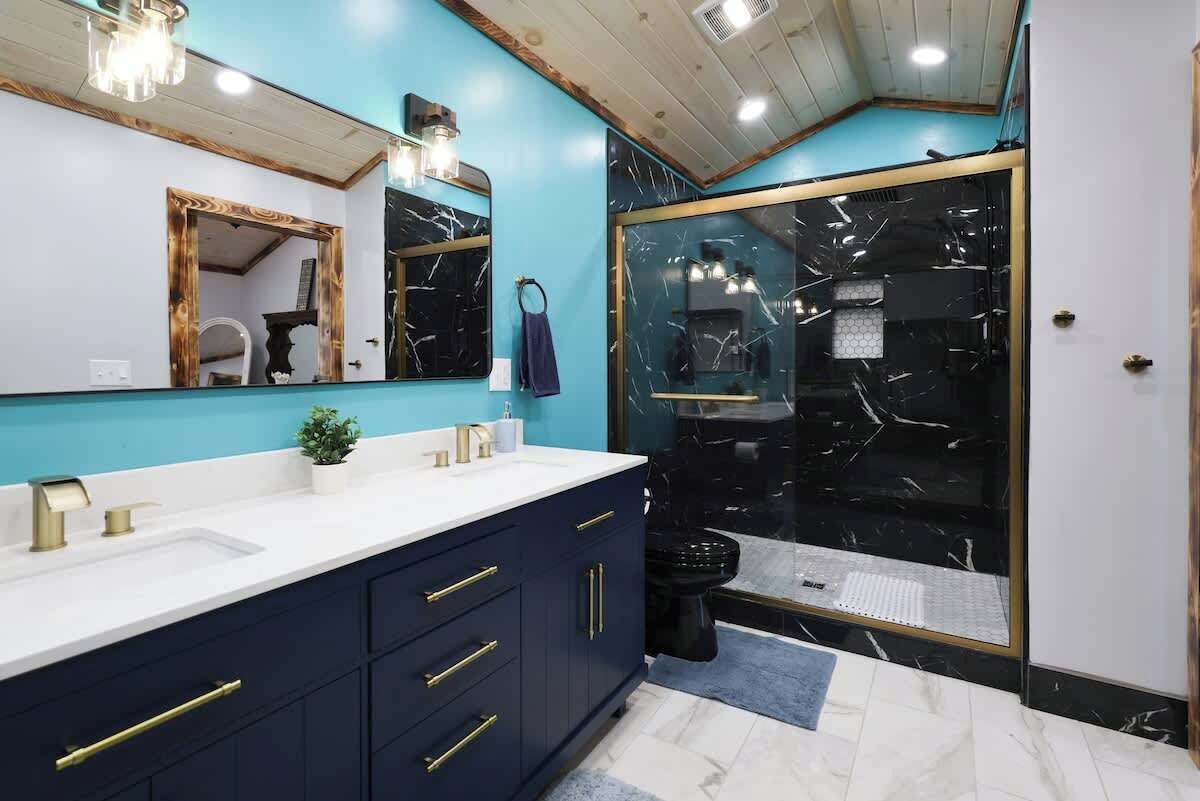 Douche, séchoir à cheveux, serviettes fournies, shampooing