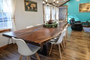 Dining - The Sylvan Retreat Brand-new 4BR/ Sleeps 10/Free Boat parking/Close to the Lake! (Somerset)