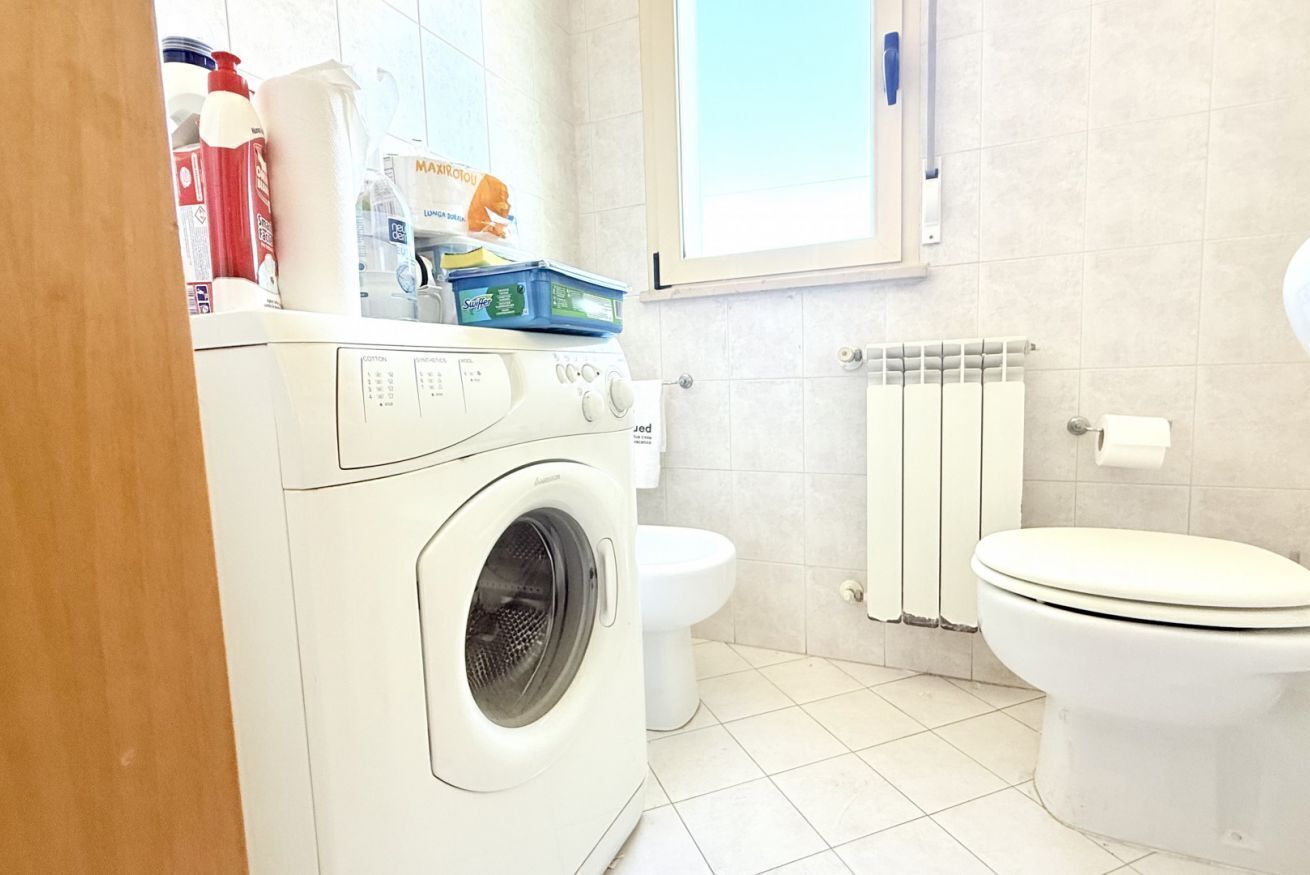 Shower, bidet, towels