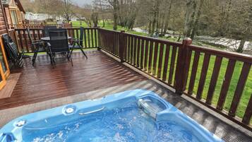 Banyera d'hidromassatge a l'aire lliure