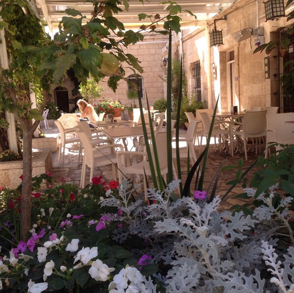 Outdoor dining - Christ Church Guest House (Jerusalem)