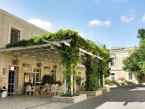 Outdoor dining - Christ Church Guest House (Jerusalem)