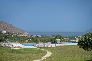 Villa | Garden - Elegant Chania Villa for 4 Guests (Kissamos)