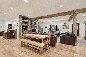 Smart TV, fireplace, DVD player, books - Arcadian Refuge-Sleeps 25-walk to lake-30 mins to Yellowstone (Island Park)