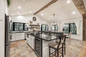 Fridge, microwave, oven, stovetop - Arcadian Refuge-Sleeps 25-walk to lake-30 mins to Yellowstone (Island Park)