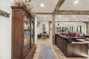Interior - Arcadian Refuge-Sleeps 25-walk to lake-30 mins to Yellowstone (Island Park)