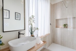 Shower, hair dryer, bidet, towels - Lucca Center Home with Parking & Balcony (Lucca)