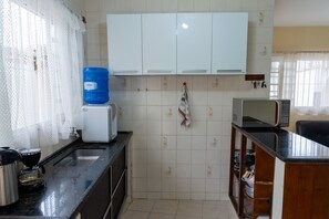 Fridge, microwave, oven, coffee/tea maker - Casa c Churrasqueira perto da Praia do Perequê-Açu (Ubatuba)
