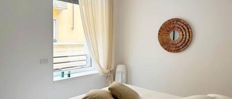 2 habitaciones y tabla de planchar con plancha