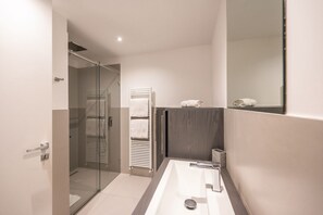 Shower, bidet, towels, toilet paper - ApartmentsArena - Amarone Escape - A (Verona)