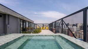 A rooftop swimming pool with a clear view of the cityscape in the background. - StayHome Frei Caneca Rooftop Gym Jacuzzi (São Paulo)
