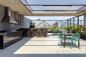 Outdoor dining - StayHome Frei Caneca Rooftop Gym Jacuzzi (São Paulo)