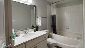 Ein modernes Badezimmer mit Waschbecken, Toilette und Badewanne.